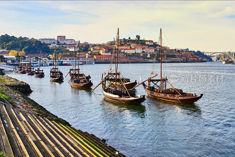 典型的葡萄牙木船，被称为“barcos rabelos”，在杜罗河上运输酒桶，在葡萄牙波尔图的新盖亚别墅